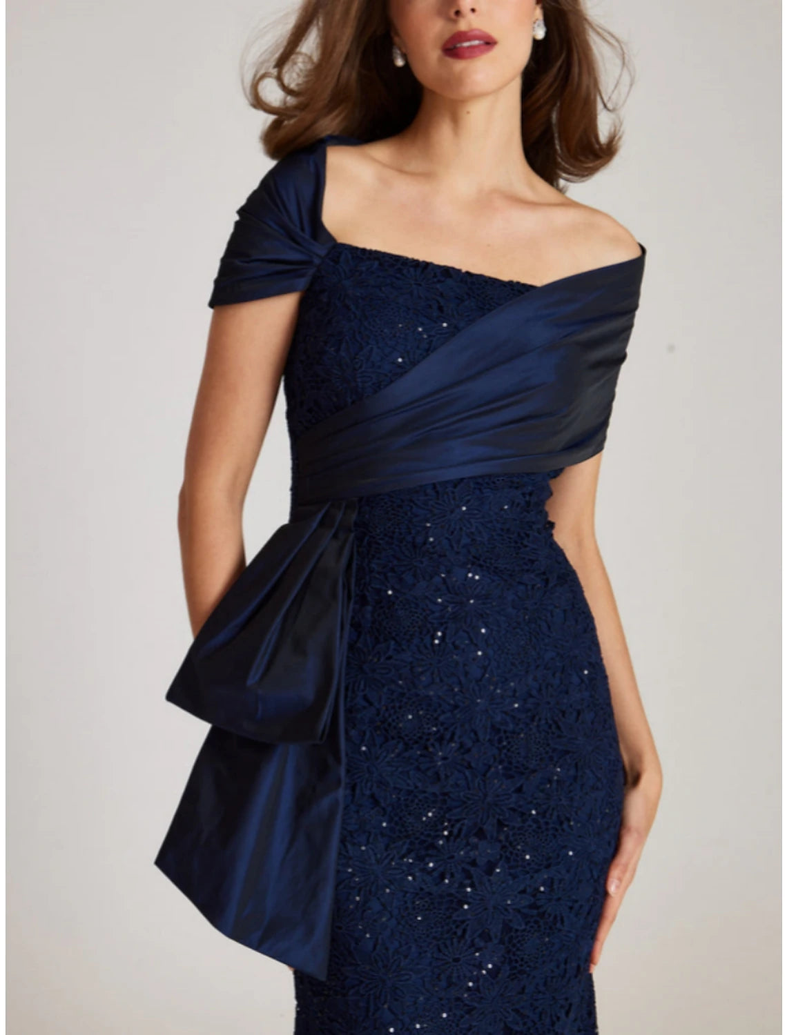 Vestido de noche elegante de sirena/trompeta, formal, largo hasta el suelo, manga corta, hombros descubiertos, encaje con brillo fruncido