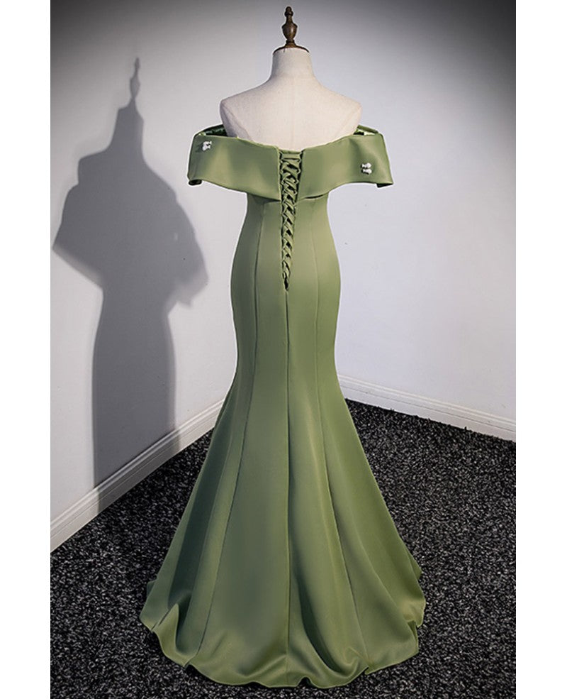 Elegante y noble vestido de noche verde trébol con hombros descubiertos, cola de pez sin mangas, con tiras traseras verde trébol y vestido de fiesta largo hasta el suelo.
