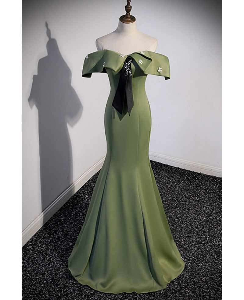 Elegante y noble vestido de noche verde trébol con hombros descubiertos, cola de pez sin mangas, con tiras traseras verde trébol y vestido de fiesta largo hasta el suelo.