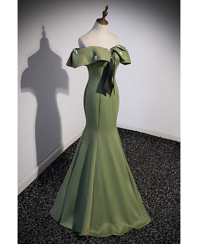 Elegante y noble vestido de noche verde trébol con hombros descubiertos, cola de pez sin mangas, con tiras traseras verde trébol y vestido de fiesta largo hasta el suelo.