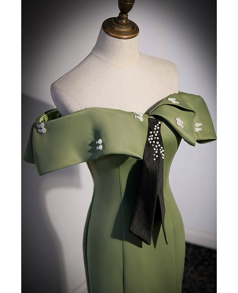 Elegante y noble vestido de noche verde trébol con hombros descubiertos, cola de pez sin mangas, con tiras traseras verde trébol y vestido de fiesta largo hasta el suelo.