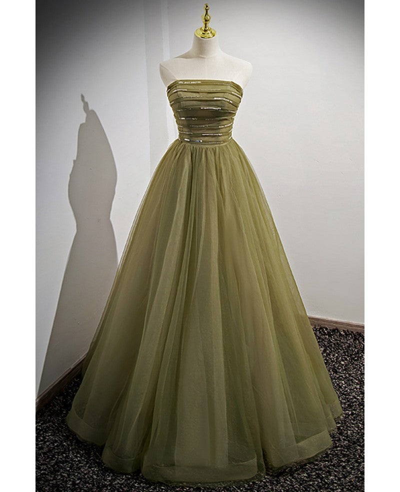Abito da sera lungo fino a terra, con scollo quadrato verde trifoglio, maniche corte e soffice, stile principessa, semplice e minimalista, in paillettes color trifoglio.