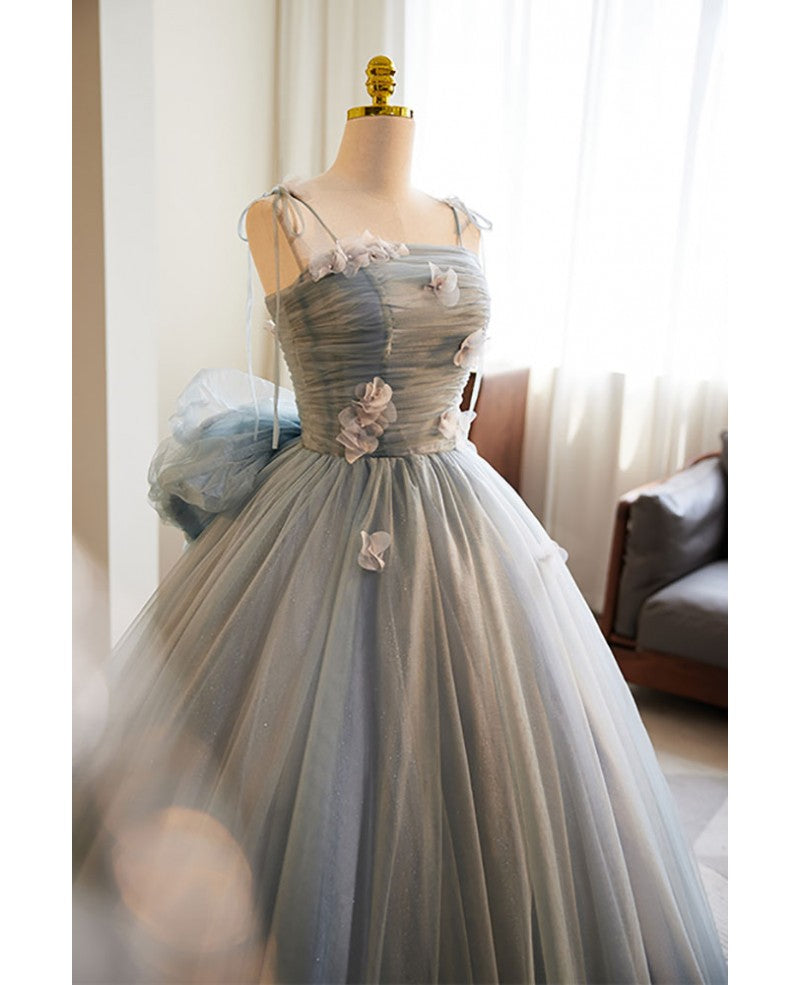 Vestido de fiesta gris único y hermoso, sin mangas, con hombros descubiertos, corte princesa gris en A, tirantes finos transparentes, lazo sin espalda y largo hasta el suelo.