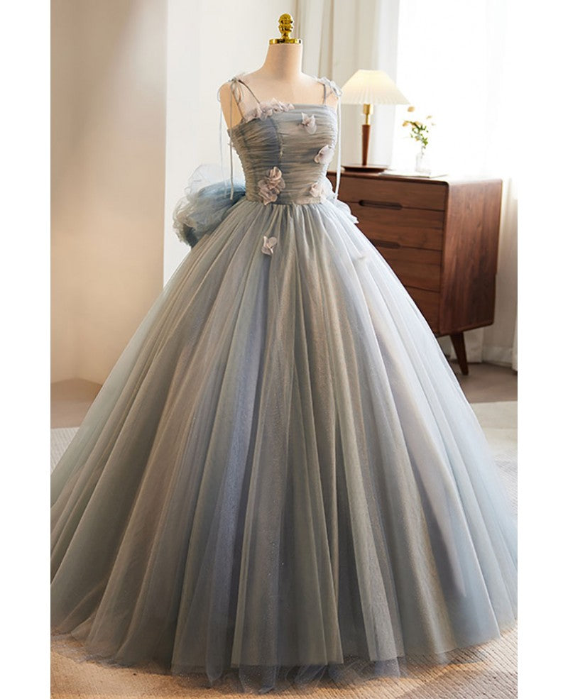 Vestido de fiesta gris único y hermoso, sin mangas, con hombros descubiertos, corte princesa gris en A, tirantes finos transparentes, lazo sin espalda y largo hasta el suelo.