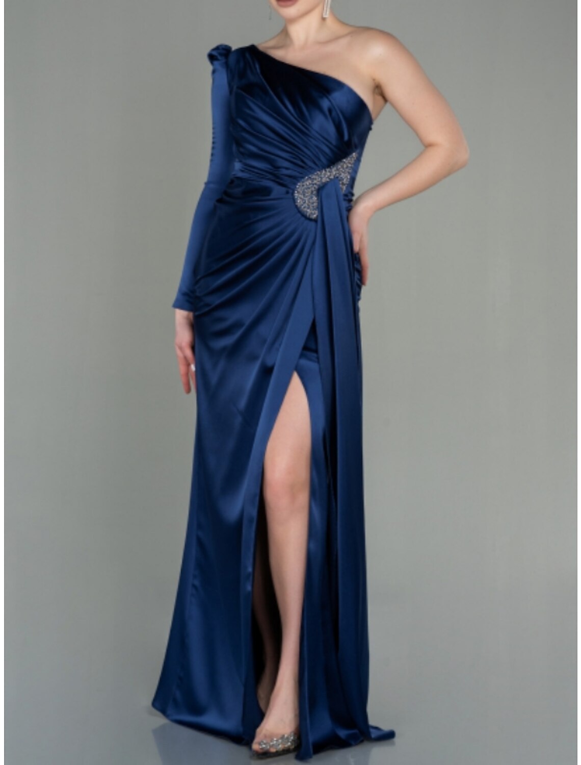 Abito da sera a trapezio, elegante, formale, autunnale, con strascico a ruota, manica lunga, monospalla, in raso con spacco in paillettes arricciate 2025