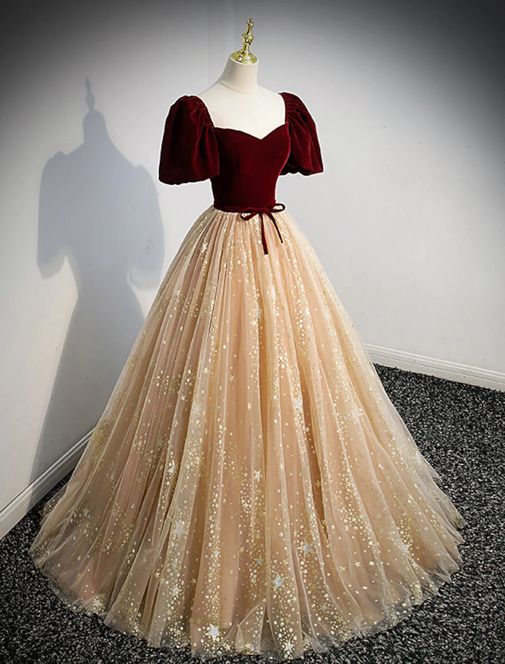 Abiti da ballo a trapezio, abiti da principessa, abiti da ballo di fidanzamento, lunghezza al pavimento, maniche corte, scollo a cuore, tulle con fiocco/i, paillettes