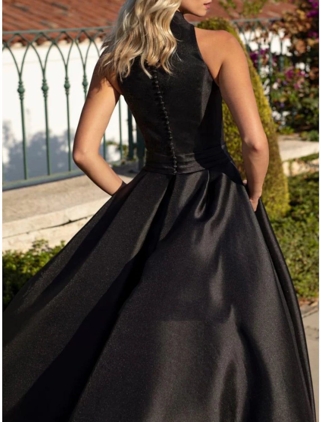 Abito da sera a trapezio, elegante, formale, autunnale, con strascico a ruota, senza maniche, scollo a V, in raso con pieghe