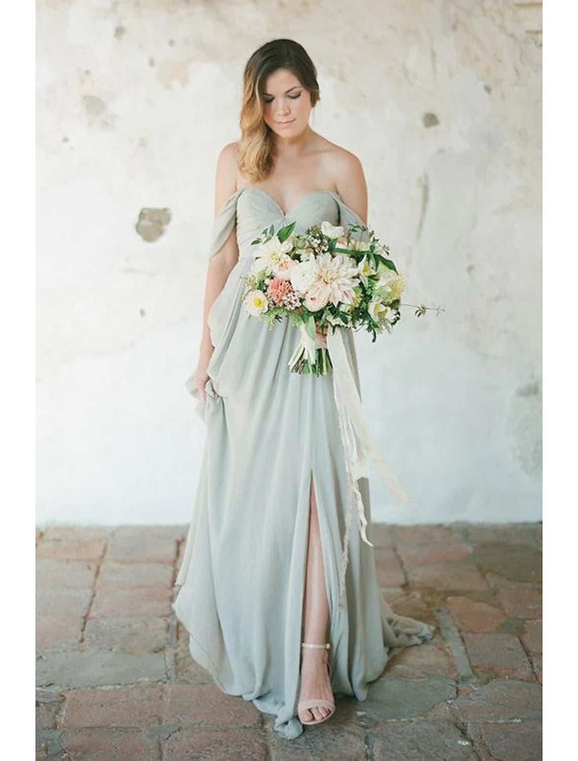 Abito da damigella d'onore a trapezio, scollo a cuore, maniche corte, lunghezza pavimento, in chiffon con pieghe e spacco frontale