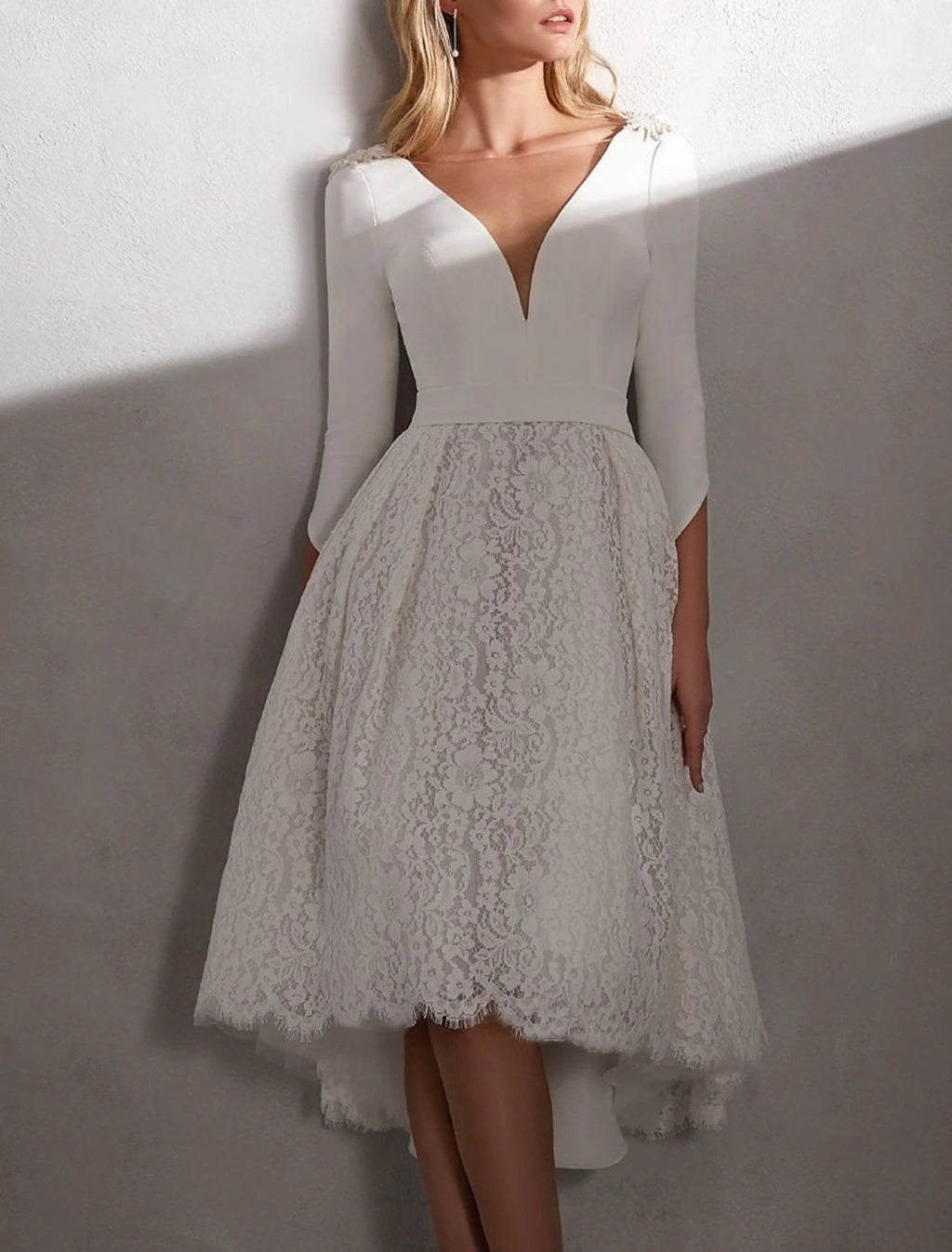 Vestidos de novia sencillos de recepción Vestidos de novia Vestido tubo/columna Hombros descubiertos Manga corta Largo hasta la rodilla Encaje Vestidos de novia con apliques Parte delantera abierta
