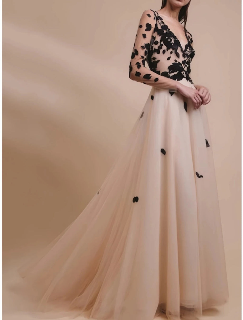 Abito da sera a trapezio, elegante, color oro champagne, formale, da ospite, con strascico a ruota, manica lunga, scollo a V, in tulle con ricamo