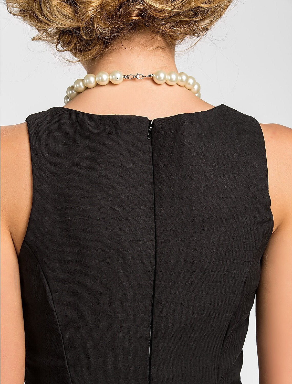 Abito da madre della sposa a trapezio con scollo gioiello, lunghezza al ginocchio, in chiffon, maniche a 3/4 con drappeggio