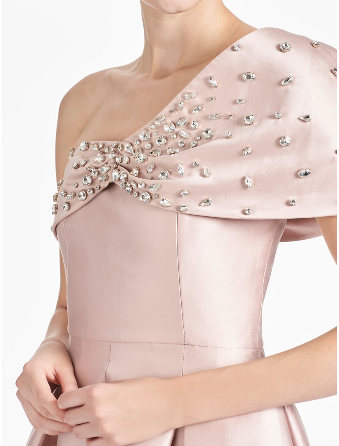 Abito da sera a trapezio con spacco alto, formale, lungo fino al pavimento, senza maniche, monospalla, in raso con cristalli e spacco