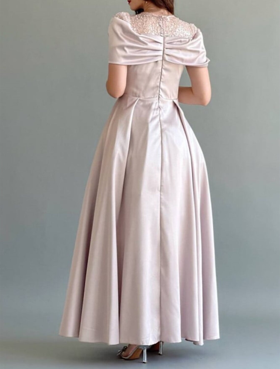 Abito da sera a trapezio, elegante, da invitata a nozze, da ballo, lungo fino al pavimento, senza maniche, con scollo gioiello, in raso con perle arricciate e paillettes