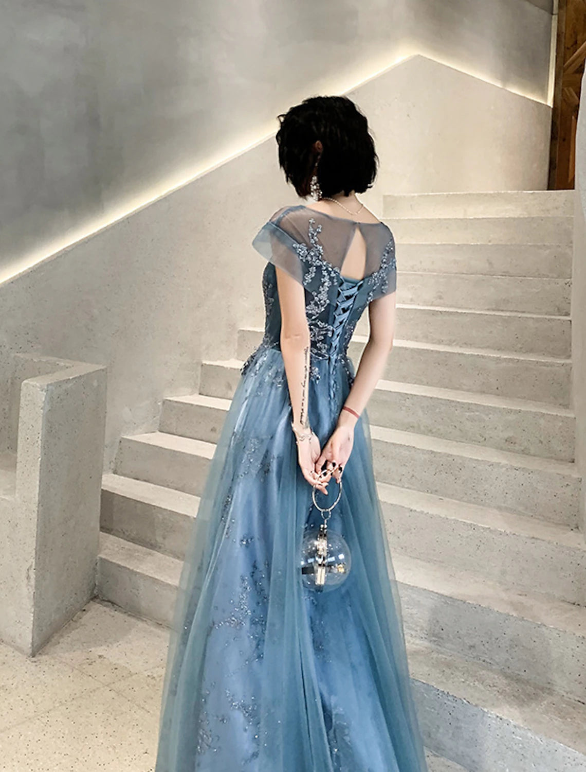 Abito da cerimonia per la madre della sposa, a trapezio, elegante, con scollo gioiello, lunghezza al pavimento, in tulle, maniche corte con applicazioni a pieghe