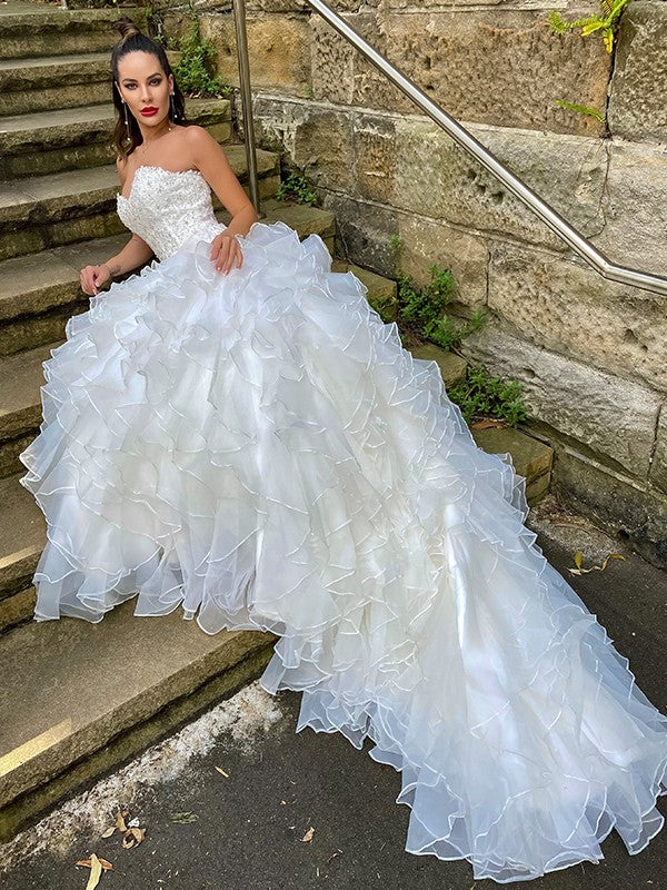 Vestidos de novia de organza sin mangas con lentejuelas y escote corazón con cola capilla