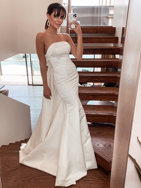 Vestidos de novia de satén con volantes, sin tirantes, sin mangas y con cola de corte