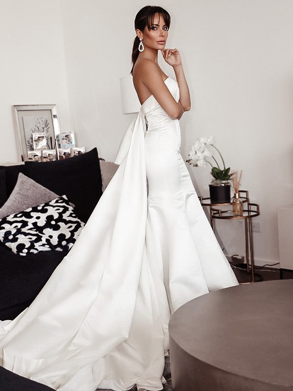 Vestidos de novia de satén con volantes, sin tirantes, sin mangas y con cola de corte