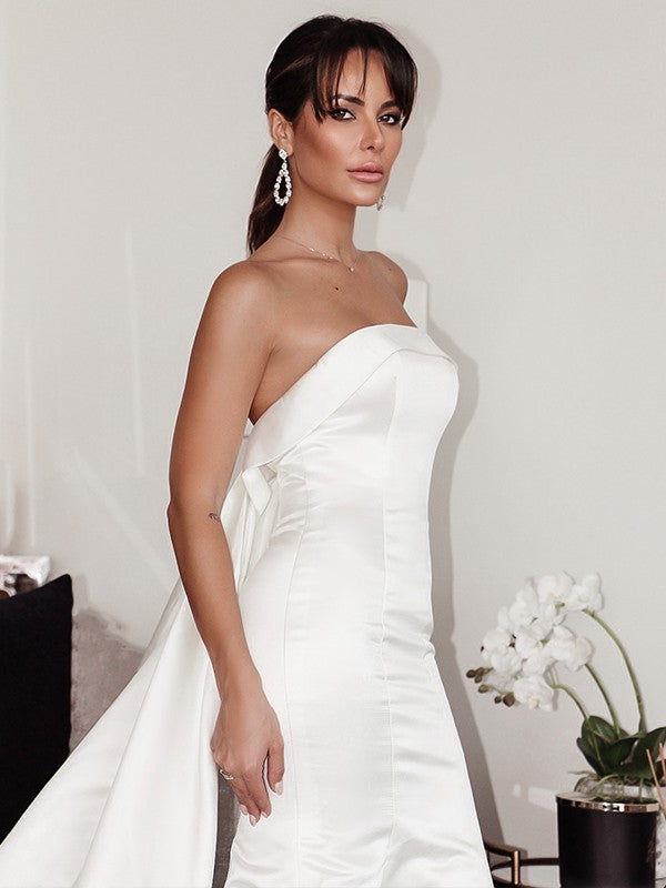 Vestidos de novia de satén con volantes, sin tirantes, sin mangas y con cola de corte