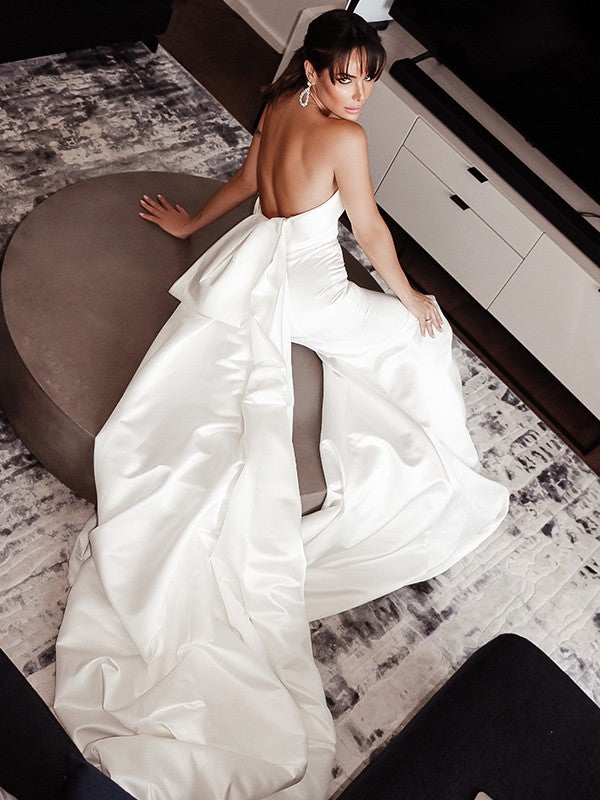 Vestidos de novia de satén con volantes, sin tirantes, sin mangas y con cola de corte