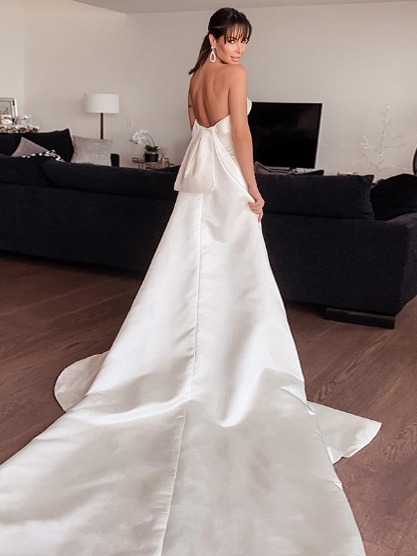 Vestidos de novia de satén con volantes, sin tirantes, sin mangas y con cola de corte