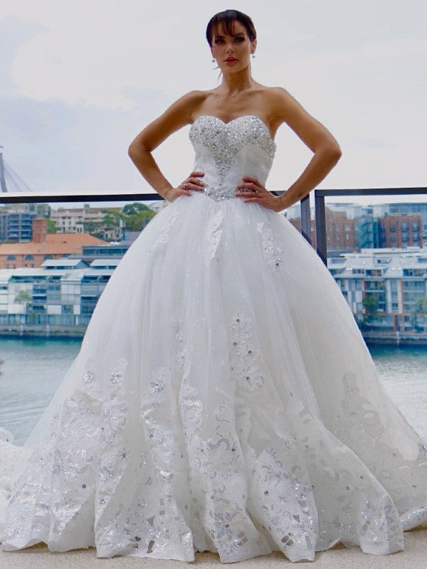 Vestidos de novia de tul con escote en forma de corazón, apliques, sin mangas y con cola catedral
