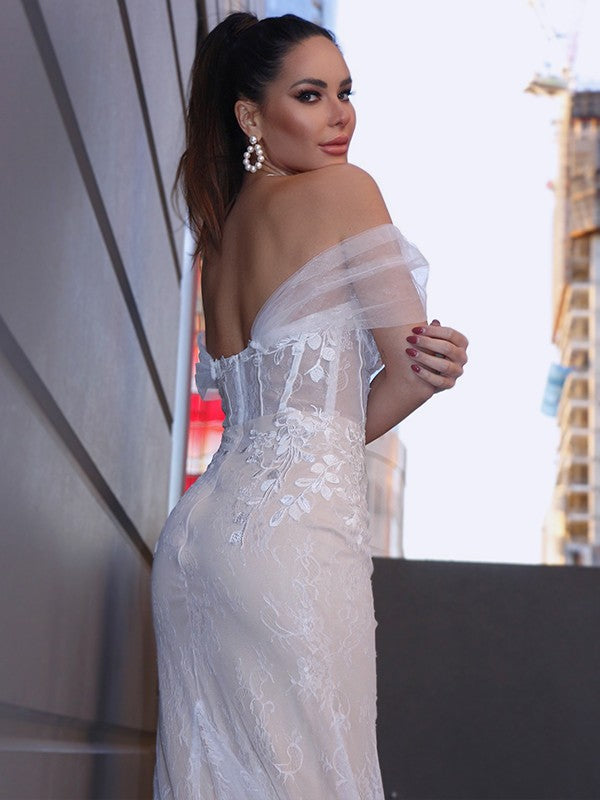 Vestidos de novia de corte tubo/columna, encaje, sin mangas, hombros descubiertos, apliques y cola de corte