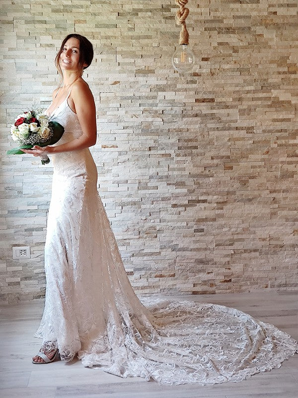 Vestidos de novia con escote tubo/columna, apliques de encaje, tirantes finos, sin mangas y cola de corte