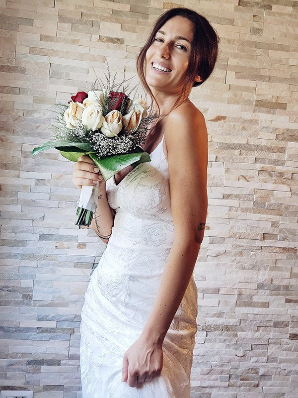 Vestidos de novia con escote tubo/columna, apliques de encaje, tirantes finos, sin mangas y cola de corte