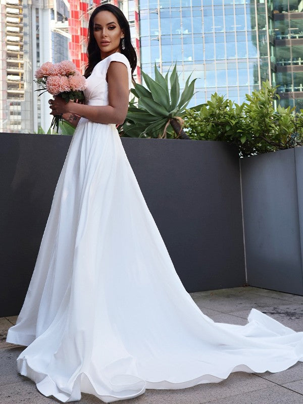 Vestidos de novia de corte A/princesa, con crepé, volantes, escote en V, mangas cortas y cola larga