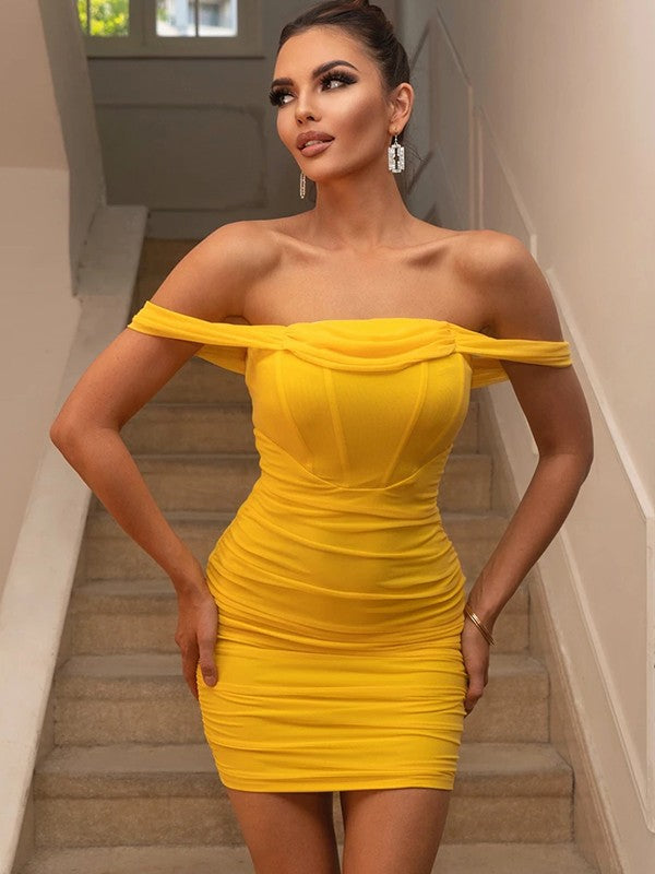 Vestido de fiesta corto, ajustado, recto, de gasa, plisado, con hombros descubiertos, sin mangas