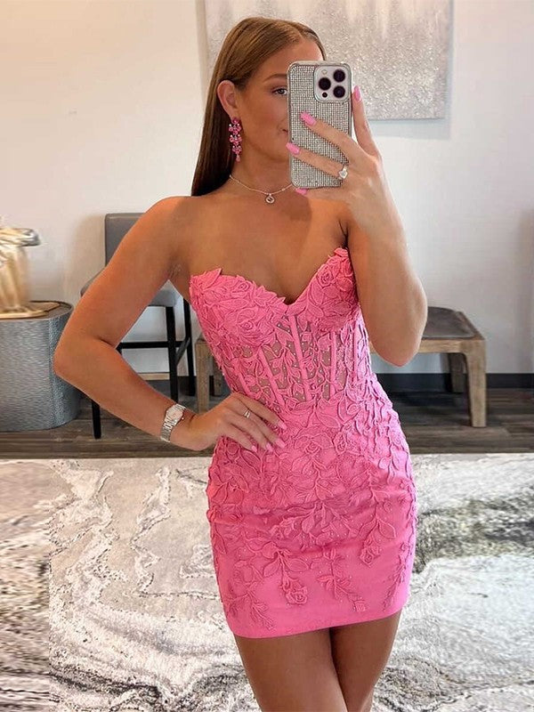 Abiti corti/mini senza maniche con scollo a cuore e applicazioni in tulle a tubino/colonna