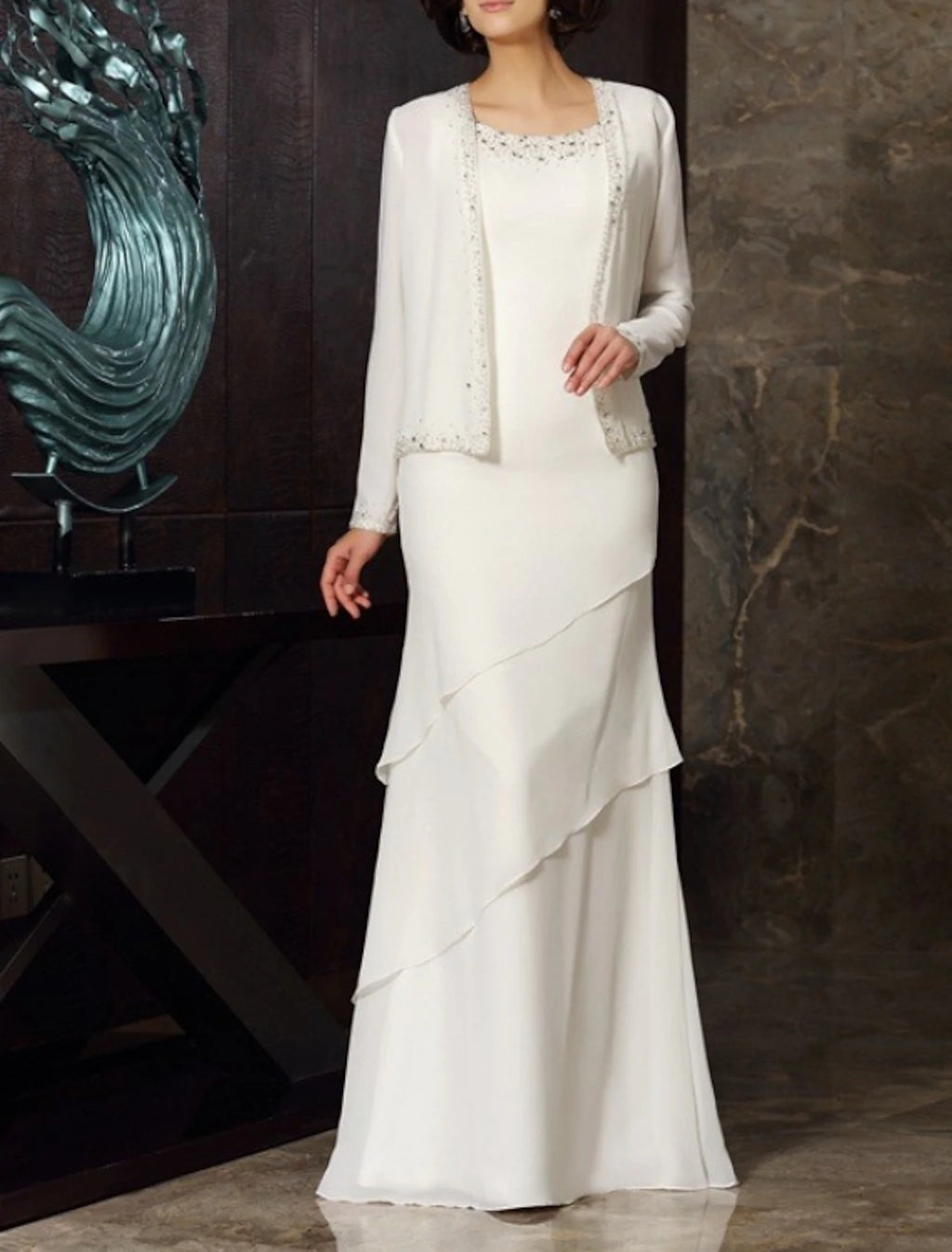 Abito da cerimonia per la madre della sposa in due pezzi, stile tubino/colonna, elegante, taglie forti, con scollo gioiello, lunghezza pavimento, in chiffon, maniche lunghe, giacca corta inclusa, con perline e volant a cascata