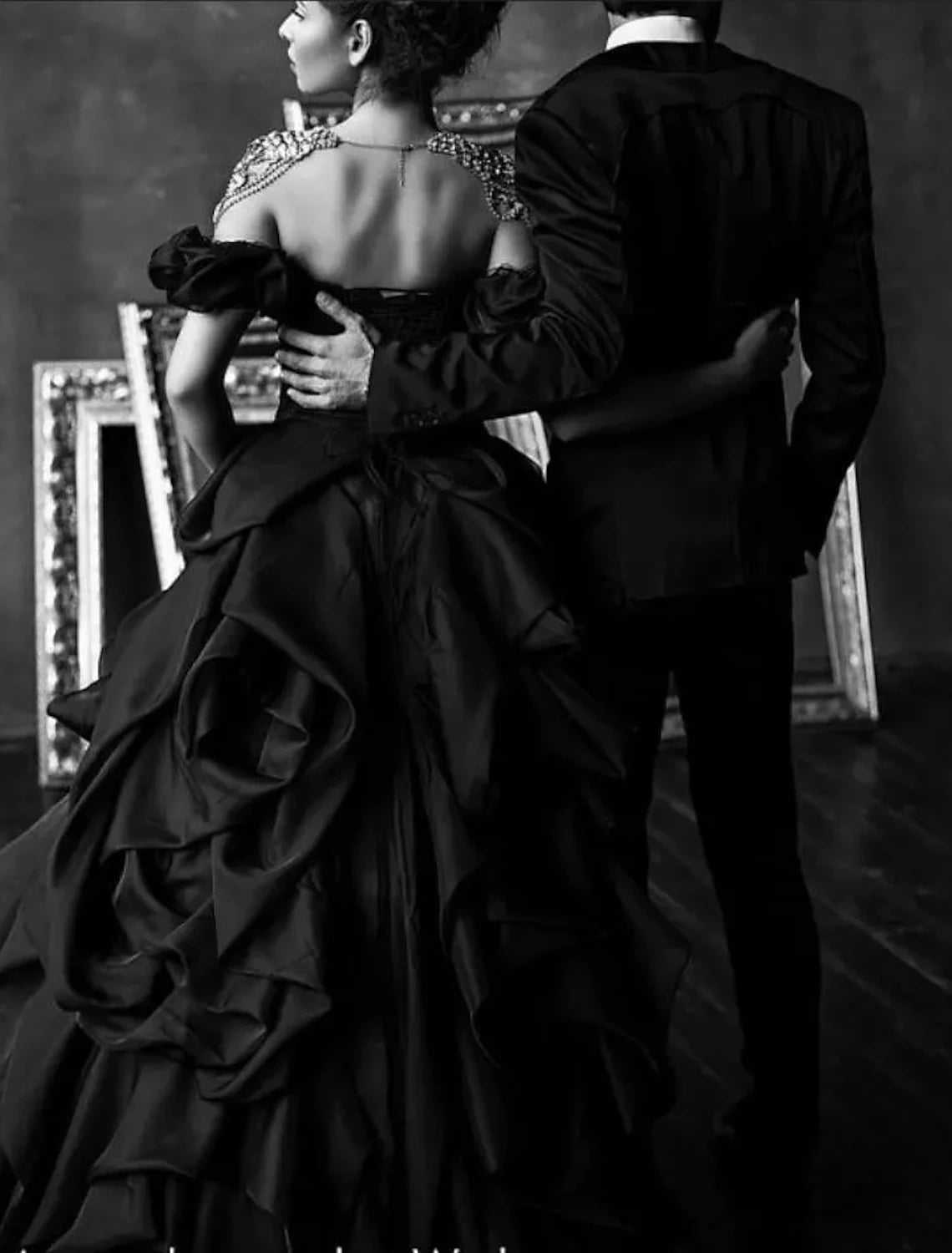 Vestidos de novia góticos de compromiso, vestido de baile, hombros descubiertos, manga corta, cola de corte, vestidos de novia de satén con encaje fruncido