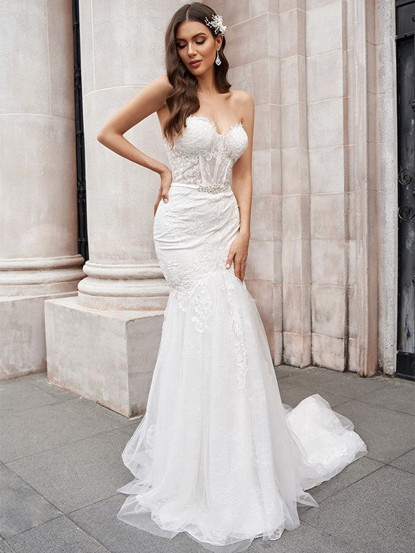 Vestidos de novia de tul con escote en forma de corazón, sin mangas, con apliques y cola de corte trompeta/sirena