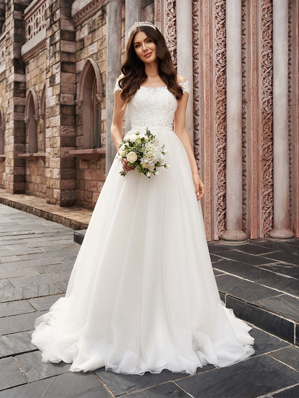 Abiti da sposa in tulle senza maniche, con strascico, a trapezio/principessa, con applicazioni e spalle scoperte