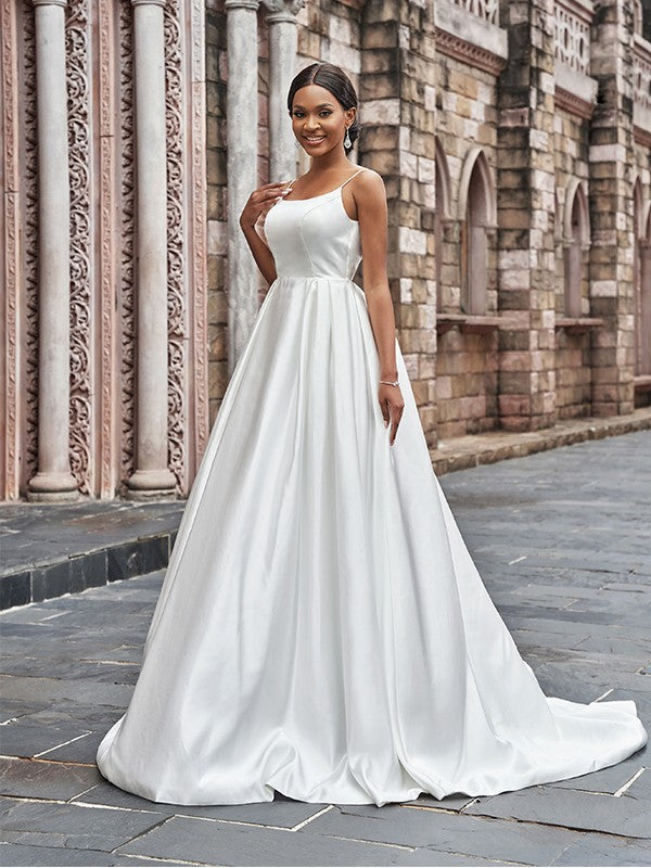 Vestidos de novia de satén con tirantes finos, volantes, sin mangas y cola larga.
