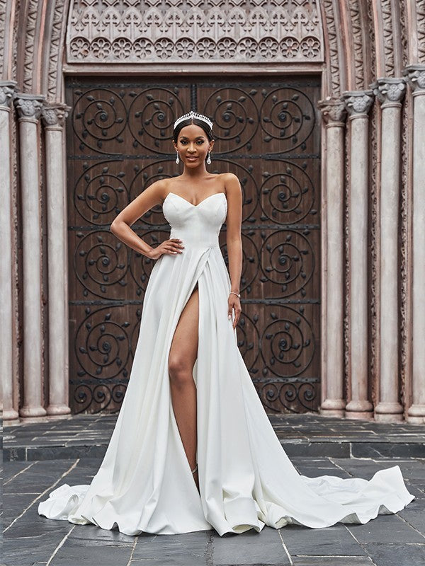 Vestidos de novia de corte A/princesa con volantes de crepé, sin mangas, escote corazón y cola corte