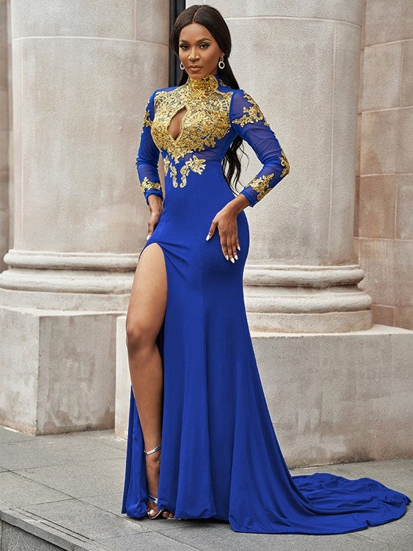 Abiti a tromba/sirena con applicazioni, maniche lunghe, collo alto, in jersey, con strascico a ruota