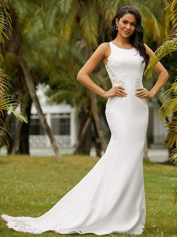 Abiti da sposa a tubino/colonna in crêpe di pizzo con scollo a barchetta, senza maniche, con strascico a ruota/spazzola