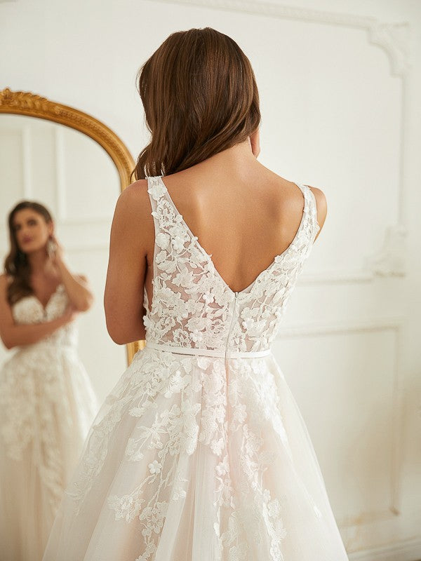Vestidos de novia de corte A/princesa con apliques de tul, escote en V, sin mangas y cola capilla