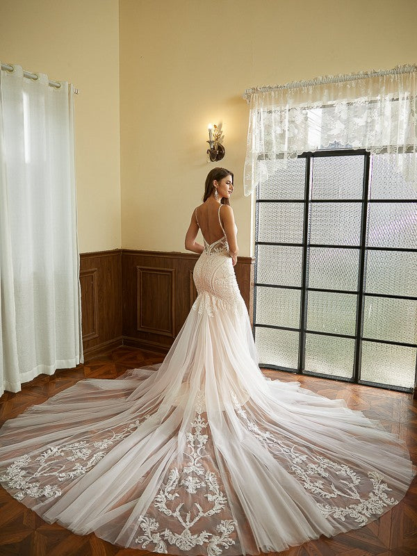 Vestidos de novia de tul con encaje, escote en V, sin mangas y cola catedral, corte trompeta/sirena