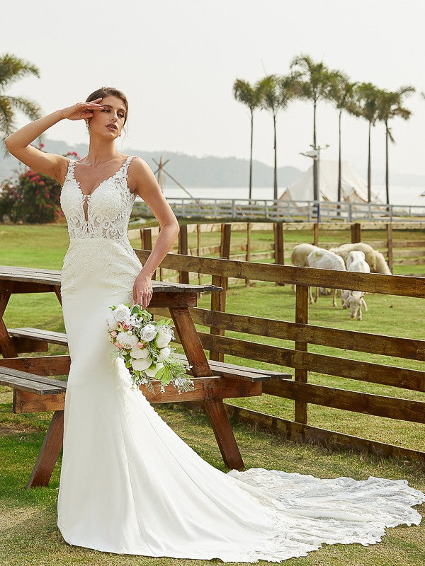 Abiti da sposa a tubino/colonna in crêpe di pizzo con scollo a V e strascico a cattedrale senza maniche