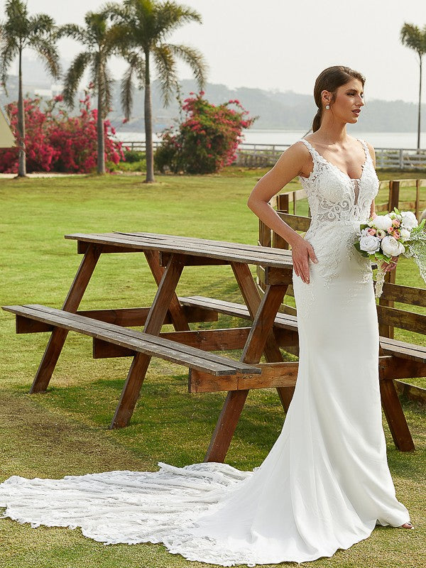 Abiti da sposa a tubino/colonna in crêpe di pizzo con scollo a V e strascico a cattedrale senza maniche