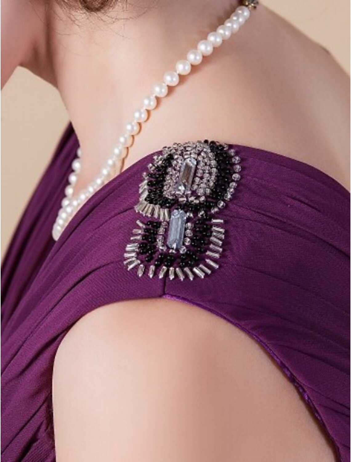 Vestido de madre de la novia con corte tubo/columna, elegante, escote en V, largo hasta la rodilla, de gasa, sin mangas, con cuentas cruzadas y drapeado lateral.