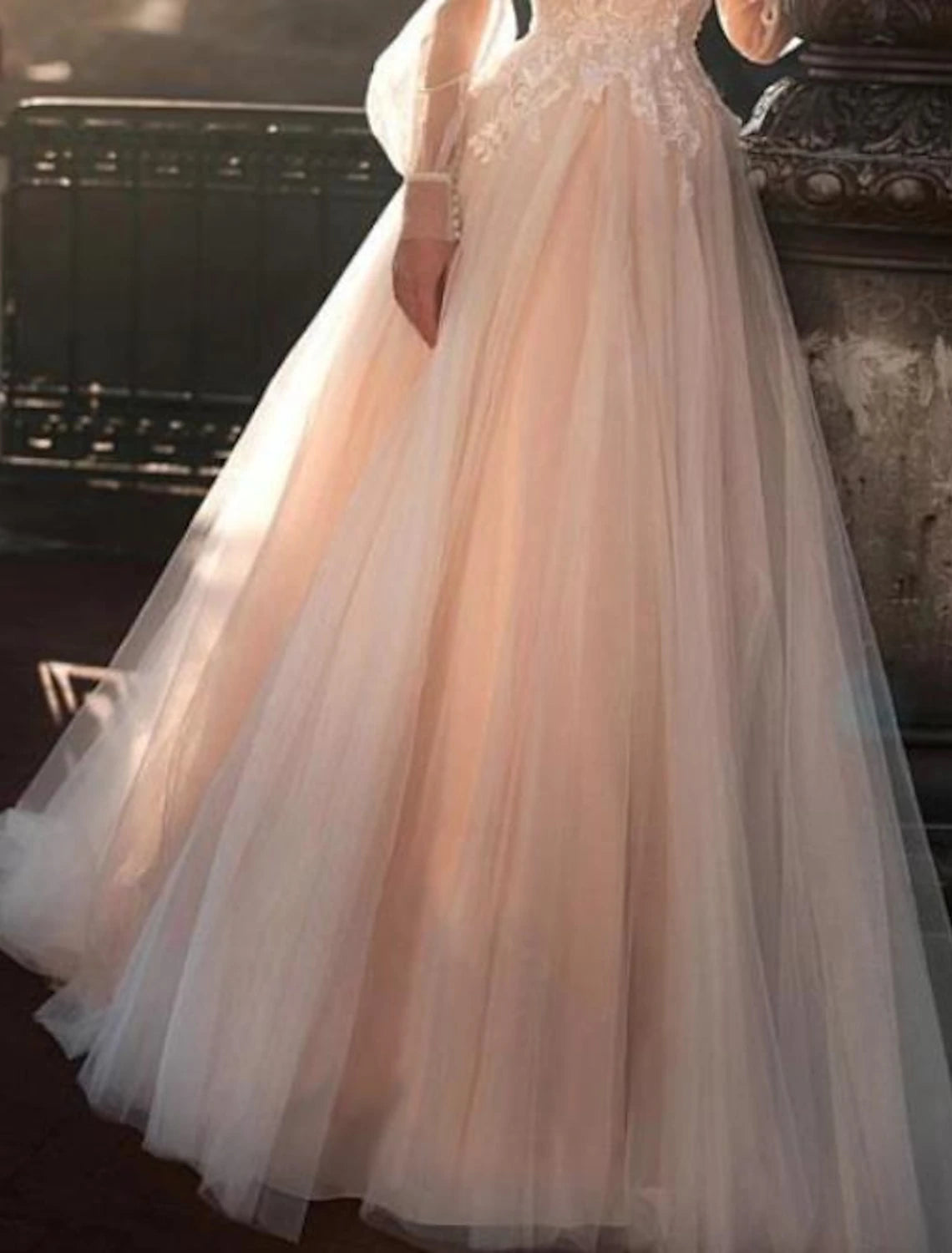 Vestidos de novia de playa a color, corte A, escote ilusión, manga larga, cola larga, encaje y apliques bordados.