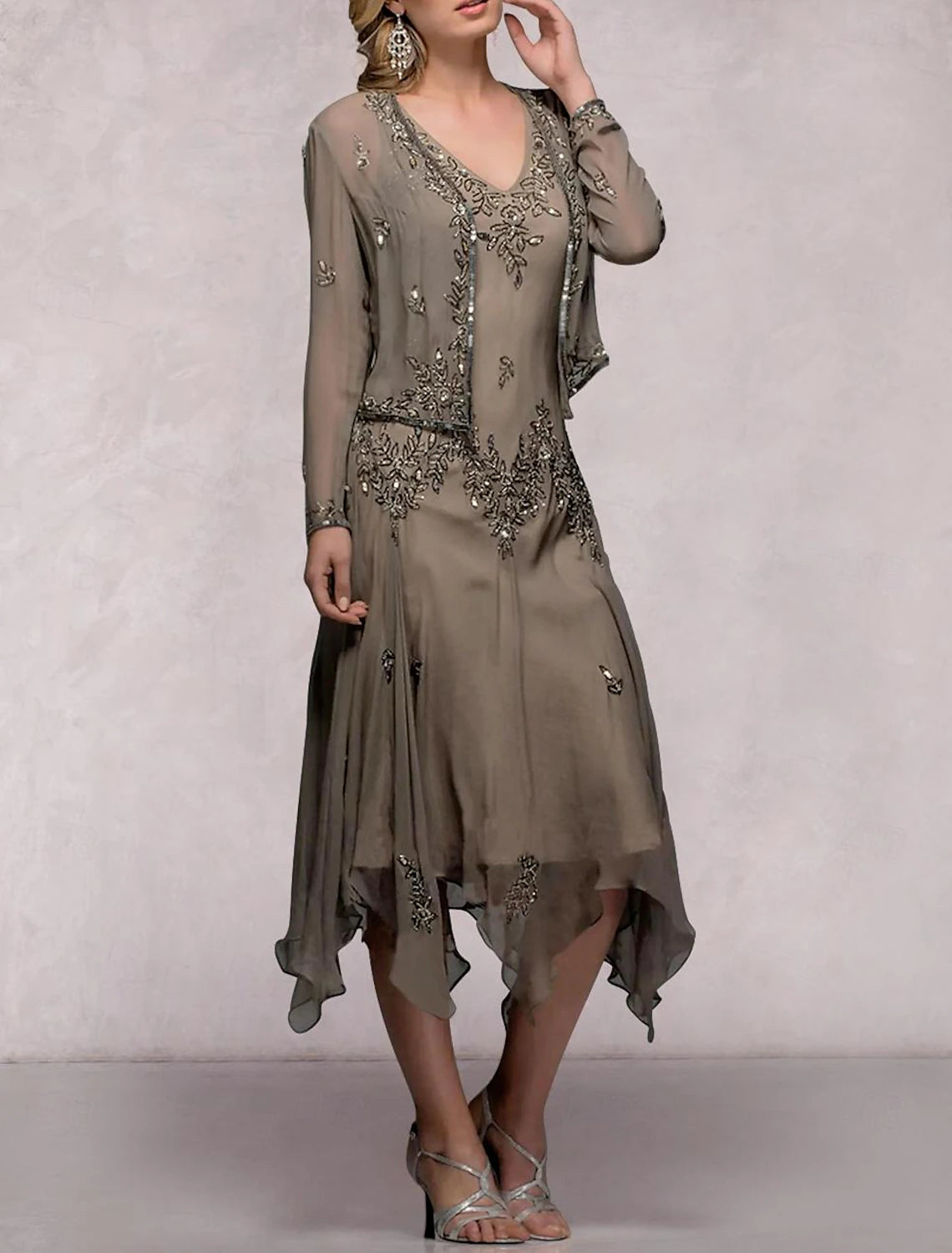 Abito da cerimonia per la madre della sposa in due pezzi, a trapezio, elegante, con scollo a V, lunghezza tè, in chiffon, con paillettes, maniche lunghe, con pieghe e cristalli