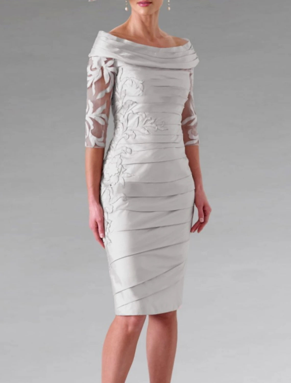 Vestido de Madre de la Novia con Corte en Columna, Elegante, Hombros Descubiertos, Largo hasta la Rodilla, Tafetán, Media Manga con Apliques Fruncido
