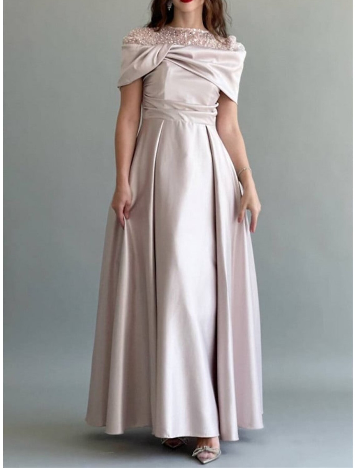 Abito da sera a trapezio, elegante, da invitata a nozze, da ballo, lungo fino al pavimento, senza maniche, con scollo gioiello, in raso con perle arricciate e paillettes