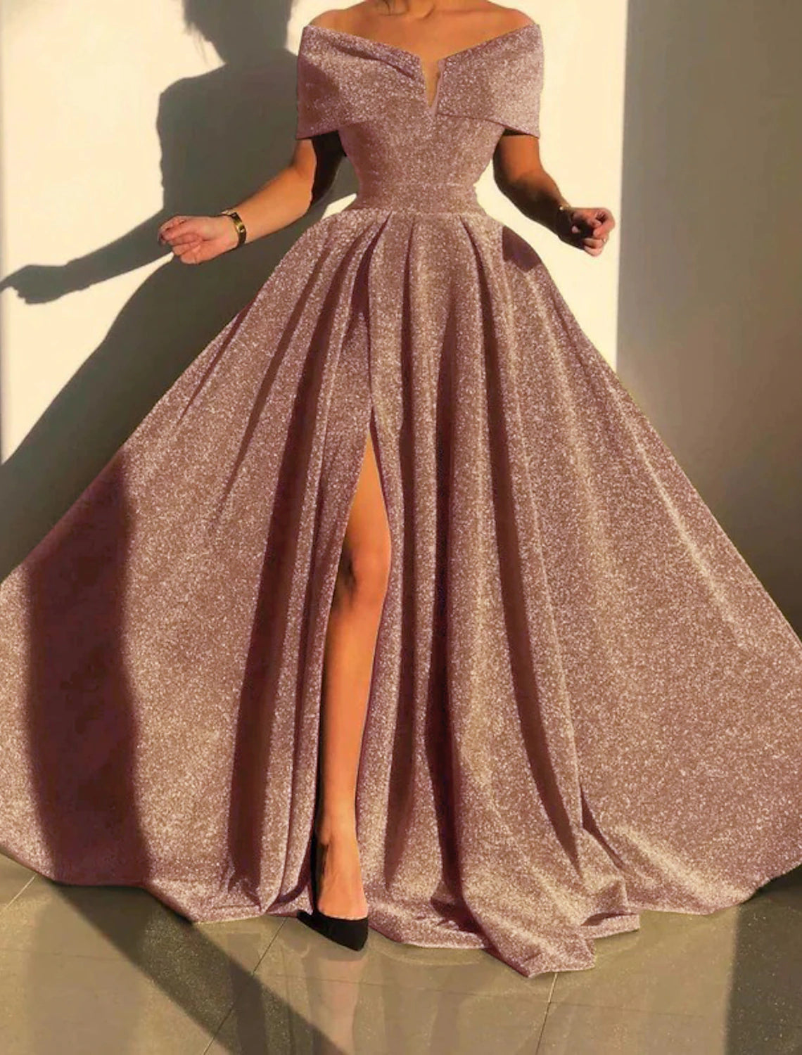 Abito da sera a trapezio, scintillante e brillante, formale, autunnale, con strascico, senza maniche, spalle scoperte, paillettes e spacco in paillettes