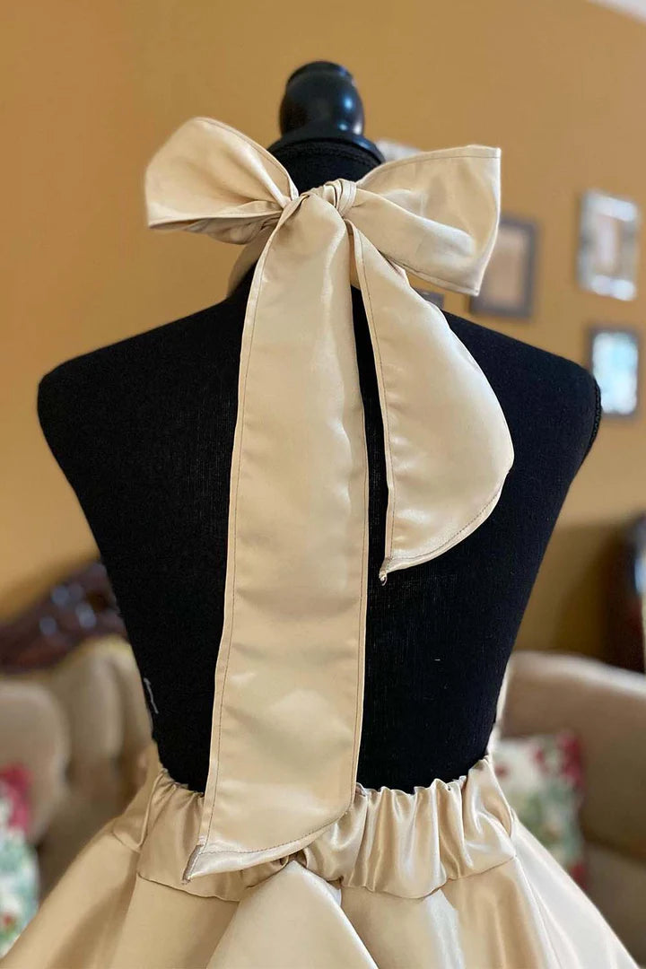 Vestido de regreso a clases con capas y cuello alto y cuello colgante 